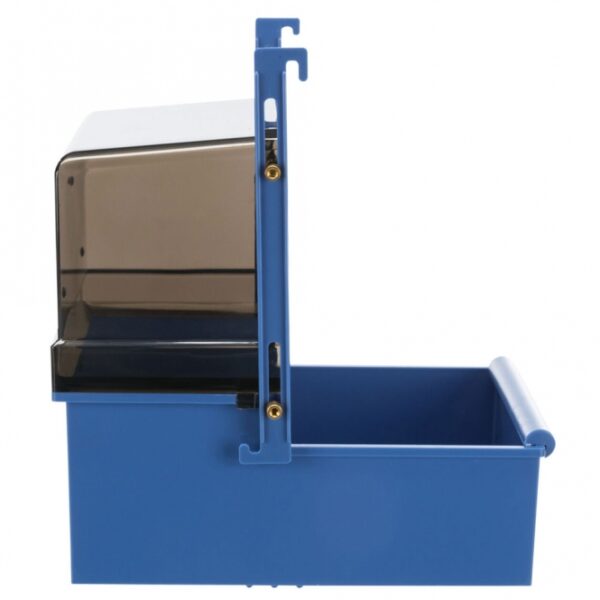 Dieser praktische Käfigvorhang ist ideal zum Einhängen vor die Käfigtür und sorgt für eine optimale Türöffnung von 15 × 21 cm. Ausgestattet mit verstellbaren Haken, lässt er sich einfach anbringen und anpassen. Das Oberteil in eleganter Rauchglas-Optik verleiht Ihrem Käfig eine stilvolle Note, während die Wanne in verschiedenen Farben erhältlich ist, um sich harmonisch in Ihr Zuhause einzufügen. Hergestellt aus hochwertigem Kunststoff, bietet dieser Vorhang nicht nur eine ansprechende Optik, sondern auch Langlebigkeit. Mit Außenmaßen von ca. 16 × 22 × 26 cm und einer Wannenhöhe von ca. 7 cm ist er die perfekte Ergänzung für jeden Käfig. Bitte beachten Sie, dass die Farbwahl je nach Lagerbestand erfolgt, sodass Sie eine Überraschung erhalten können. Holen Sie sich jetzt diesen funktionalen und dekorativen Käfigvorhang für Ihr Zuhause!