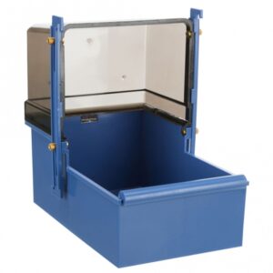 Dieser praktische Käfigvorhang ist ideal zum Einhängen vor die Käfigtür und sorgt für eine optimale Türöffnung von 15 × 21 cm. Ausgestattet mit verstellbaren Haken, lässt er sich einfach anbringen und anpassen. Das Oberteil in eleganter Rauchglas-Optik verleiht Ihrem Käfig eine stilvolle Note, während die Wanne in verschiedenen Farben erhältlich ist, um sich harmonisch in Ihr Zuhause einzufügen. Hergestellt aus hochwertigem Kunststoff, bietet dieser Vorhang nicht nur eine ansprechende Optik, sondern auch Langlebigkeit. Mit Außenmaßen von ca. 16 × 22 × 26 cm und einer Wannenhöhe von ca. 7 cm ist er die perfekte Ergänzung für jeden Käfig. Bitte beachten Sie, dass die Farbwahl je nach Lagerbestand erfolgt, sodass Sie eine Überraschung erhalten können. Holen Sie sich jetzt diesen funktionalen und dekorativen Käfigvorhang für Ihr Zuhause!