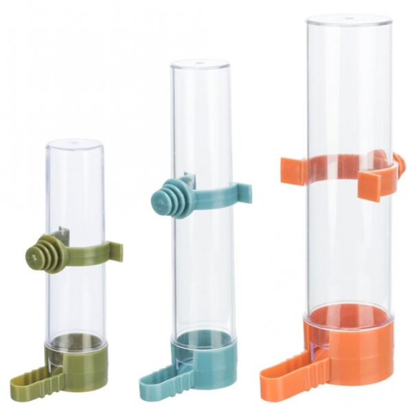 Dieser praktische Tränke- und Futterspender ist ideal für kleine Vogelarten wie Kanarienvögel und Wellensittiche. Mit einem Fassungsvermögen von ca. 50 ml und kompakten Gesamtmaßen von ca. 5 x 3 x 11,5 cm (LxBxH) lässt sich der Spender mühelos am Käfiggitter befestigen. Er sorgt dafür, dass Ihre Vögel stets Zugang zu frischem Wasser und Futter haben, was ihre Gesundheit und Lebensqualität verbessert. Der Spender ist in verschiedenen Farben erhältlich, wobei die Farbwahl je nach Lagerbestand erfolgt. Investieren Sie in diesen hochwertigen und funktionalen Futterspender, um das Wohlbefinden Ihrer kleinen gefiederten Freunde zu fördern!