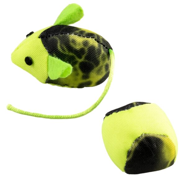 Dieses hochwertige Spielzeug aus bedrucktem Kanevas ist das perfekte Accessoire für Ihre Katze. Mit natürlicher Katzenminze auf der Innenseite sorgt es für stundenlangen Spielspaß und befriedigt den natürlichen Jagdinstinkt Ihrer Katze. Das ansprechende Design regt zu Bewegung an und fördert die körperliche Aktivität, was für die Gesundheit Ihrer Katze wichtig ist. Die kompakten Maße von 16 x 3,8 x 4 cm machen es ideal für jede Wohnung. Gönnen Sie Ihrer Katze dieses unterhaltsame und qualitativ hochwertige Spielzeug, das sowohl für Spaß als auch für Bewegung sorgt!