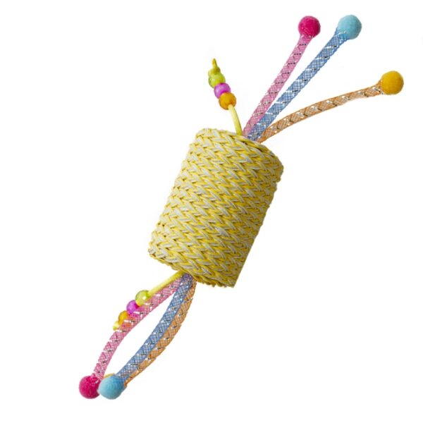 Entdecken Sie unser hochwertiges Katzenspielzeug aus Leder, das mit bunten Schnüren und lustigen Glöckchen ausgestattet ist. Dieses innovative Spielzeug befriedigt den natürlichen Jagdinstinkt Ihrer Katze und regt sie zu aktiver Bewegung an. Mit den kompakten Maßen von 22 x 4,5 x 4,5 cm passt es perfekt in jedes Zuhause und sorgt für stundenlangen Spielspaß. Gönnen Sie Ihrer Katze dieses unterhaltsame und langlebige Spielzeug, das sowohl die körperliche als auch die geistige Fitness fördert – ideal für glückliche und gesunde Katzen!