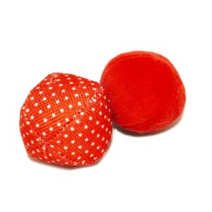 Entdecken Sie unser hochwertiges Spielzeugset für Katzen, bestehend aus einem weichen Plüschball und einem strapazierfähigen Nylonball. Beide Bälle sind mit natürlicher Katzenminze gefüllt, die das Interesse Ihrer Katze weckt und ihren Jagdinstinkt befriedigt. Dieses Spielzeug regt nicht nur zur Bewegung an, sondern fördert auch die geistige und körperliche Aktivität Ihres Haustiers. Mit kompakten Maßen von 6 x 6 x 6 cm ist dieses Set ideal für Katzen jeden Alters. Verwöhnen Sie Ihre Katze mit diesen unterhaltsamen und ansprechenden Spielzeugen – die perfekte Wahl für aktive Katzenliebhaber!