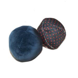 Diese hochwertigen Katzenspielzeuge bestehen aus einem weichen Plüschball und einem strapazierfähigen Nylonball, die beide mit natürlicher Katzenminze gefüllt sind. Sie sind ideal, um den Jagdinstinkt Ihrer Katze zu befriedigen und sie zu aktiver Bewegung anzuregen. Mit einem kompakten Maß von 6 x 6 x 6 cm sind diese Spielbälle perfekt für Katzen aller Größen geeignet. Das Set enthält zwei Stück und bietet somit doppelte Freude für Ihre Katze. Gönnen Sie Ihrer Katze das beste Spielerlebnis mit diesen attraktiven und qualitativ hochwertigen Spielzeugen!
