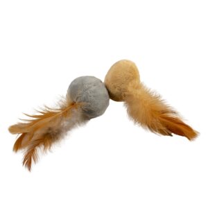 Entdecken Sie unser hochwertiges Spielzeug aus weichem Plüsch, das speziell für Katzen entwickelt wurde. Mit seinen spannenden Knistergeräuschen und der natürlichen Katzenminze auf der Innenseite sorgt es für stundenlangen Spielspaß und befriedigt den natürlichen Jagdinstinkt Ihrer Katze. Dieses Spielzeug regt zu Bewegung an und fördert die körperliche Aktivität Ihrer Katze, was für ihre Gesundheit wichtig ist. Die kompakten Maße von 12 x 4 x 5 cm machen es ideal für kleine Pfoten. In der praktischen Packung erhalten Sie zwei Stück – perfekt für doppelte Freude! Gönnen Sie Ihrer Katze dieses tolle Spielzeug und beobachten Sie, wie sie aktiv wird und spielt!