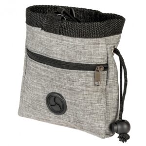 Der duvoplus Leckerli-Beutel „buddies on the go!“ ist der perfekte Begleiter für Hundebesitzer, die Wert auf eine praktische und vielseitige Lösung legen. Dieser hochwertige Beutel erleichtert die Erziehung Ihres Hundes und macht Spaziergänge deutlich bequemer. Mit einer speziellen Tasche für Hundesnacks und einem integrierten Kotbeutelspender ist er ideal für Trainingseinheiten und Ausflüge. Gefertigt aus robustem Nylon, ist der Beutel nicht nur langlebig, sondern auch leicht mit einem Feuchttuch zu reinigen. Dank des praktischen Klippverschlusses lässt sich der Leckerli-Beutel einfach an Ihrem Gürtel, Ihrer Kleidung oder Tasche befestigen, sodass Sie immer alles griffbereit haben. Maße: 7 x 14 x 14 cm – für eine unkomplizierte Handhabung während Ihrer gemeinsamen Abenteuer!