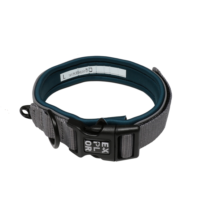 Entdecken Sie das EXPLOR Ultimate Fit Comfy Halsband, das ideale breite Halsband für Ihren Hund, ausgestattet mit reflektierenden Paspeln für optimale Sicherheit im Straßenverkehr. Dieses strapazierfähige und bequeme Halsband aus geschmeidigem Neopren bietet nicht nur außergewöhnlichen Tragekomfort, sondern auch eine verbesserte Kontrolle während des Spaziergangs. Dank des schnell trocknenden und atmungsaktiven Materials bleibt Ihr Hund immer angenehm temperiert. Der verstellbare Riemen mit praktischem Klettverschluss ermöglicht eine einfache Anpassung, während der robuste D-Ring aus Edelstahl für zusätzliche Sicherheit sorgt. Auf der Innenseite können Sie Ihre Telefonnummer notieren, und die klaren Pflegehinweise garantieren eine lange Lebensdauer des Halsbandes. Mit einer Größe von L (45-51 cm) ist dieses Halsband perfekt für aktive Erkundungen geeignet. Gehen Sie raus und genießen Sie gemeinsame Abenteuer mit Ihrem vierbeinigen Freund!