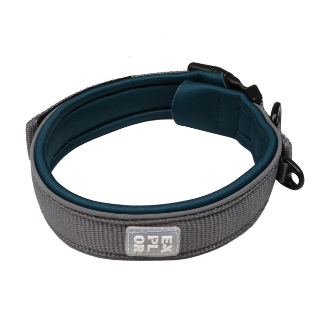 Entdecken Sie das EXPLOR Ultimate Fit Comfy Halsband, das ideale breite Halsband für Ihren Hund, ausgestattet mit reflektierenden Paspeln für optimale Sicherheit im Straßenverkehr. Dieses strapazierfähige und bequeme Halsband aus geschmeidigem Neopren bietet nicht nur außergewöhnlichen Tragekomfort, sondern auch eine verbesserte Kontrolle während des Spaziergangs. Dank des schnell trocknenden und atmungsaktiven Materials bleibt Ihr Hund immer angenehm temperiert. Der verstellbare Riemen mit praktischem Klettverschluss ermöglicht eine einfache Anpassung, während der robuste D-Ring aus Edelstahl für zusätzliche Sicherheit sorgt. Auf der Innenseite können Sie Ihre Telefonnummer notieren, und die klaren Pflegehinweise garantieren eine lange Lebensdauer des Halsbandes. Mit einer Größe von L (45-51 cm) ist dieses Halsband perfekt für aktive Erkundungen geeignet. Gehen Sie raus und genießen Sie gemeinsame Abenteuer mit Ihrem vierbeinigen Freund!