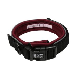 Entdecken Sie das EXPLOR Ultimate Fit Comfy Halsband – das ideale breite Halsband mit reflektierenden Paspeln für maximale Sicherheit und Komfort. Hergestellt aus strapazierfähigem und bequemen Neopren, bietet dieses Halsband nicht nur eine hervorragende Kontrolle beim Gassi gehen, sondern auch einen hohen Tragekomfort für Ihren Hund. Es trocknet schnell und ist abriebfest, sodass es auch bei nassen Bedingungen zuverlässig bleibt. Dank des verstellbaren Klettverschlusses lässt sich das Halsband einfach anpassen, während der robuste D-Ring aus Edelstahl für zusätzliche Sicherheit sorgt. Ein praktischer Platz für Ihre Kontaktinformationen und klare Pflegehinweise garantiert eine lange Lebensdauer des Halsbandes. Verfügbar in Größe M (39-44 cm) – perfekt für aktive Hunde, die gerne die Welt erkunden!