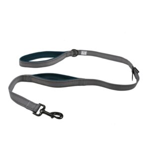 Entdecken Sie die EXPLOR Ultimate Fit On-The-Road-Leine – die ideale Komfortleine mit Sicherheitsgurt-Clip für sichere und entspannte Ausflüge mit Ihrem Hund. Diese bequeme und strapazierfähige Leine hat eine Gesamtlänge von 1,30 m und eignet sich perfekt für Welpen, Training und Spaziergänge in belebten Umgebungen. Sicherheit steht an erster Stelle, besonders beim Transport im Auto – der universelle Sicherheitsgurt-Clip, der bei 75 cm Länge angebracht ist, sorgt dafür, dass Ihr Hund sicher bleibt. Zwei weiche Griffe aus Neopren ermöglichen eine schnelle Anpassung der Leinenlänge, sodass Sie Ihren Hund jederzeit im Griff haben. Für zusätzliche Sicherheit im Straßenverkehr sind reflektierende Nähte über die gesamte Länge der Leine angebracht. Gehen Sie raus und erkunden Sie die Welt mit der besten Leine für Hunde!