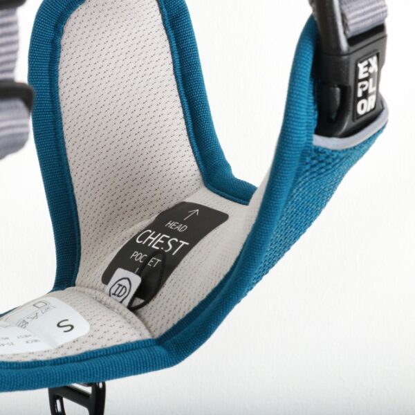 Entdecken Sie das EXPLOR Ultimate Fit No-Pull-Geschirr – das perfekte ergonomische Hundegeschirr für jeden Stadtspaziergang oder Outdoor-Abenteuer. Dieses durchdachte Anti-Zieh-Geschirr sorgt dafür, dass Ihr Hund optimale Bewegungsfreiheit hat, da der Druck beim Ziehen gleichmäßig über die Brust verteilt wird. So bleiben lebenswichtige Organe im Nacken geschützt. Mit zwei robusten Edelstahl-Befestigungsringen, einem D-Ring im Brustbereich zur Kontrolle von ziehenden Hunden und einem Rückenring für ruhige oder ältere Hunde, bietet es maximale Flexibilität. Das verstellbare Design um Nacken und Brust passt für nahezu alle Hunde und die praktischen Schnallen in der Mitte erleichtern das Anlegen. Hergestellt aus strapazierfähigem, leichtem und atmungsaktivem Material, trocknet das Geschirr schnell und schützt das Fell vor Wundscheuern. Reflektierende Paspeln gewährleisten optimale Sichtbarkeit im Straßenverkehr, während eine spezielle Innentasche für ID-Anhänger zusätzlichen Komfort bietet. Rausgehen und die Welt erkunden war noch nie so einfach!