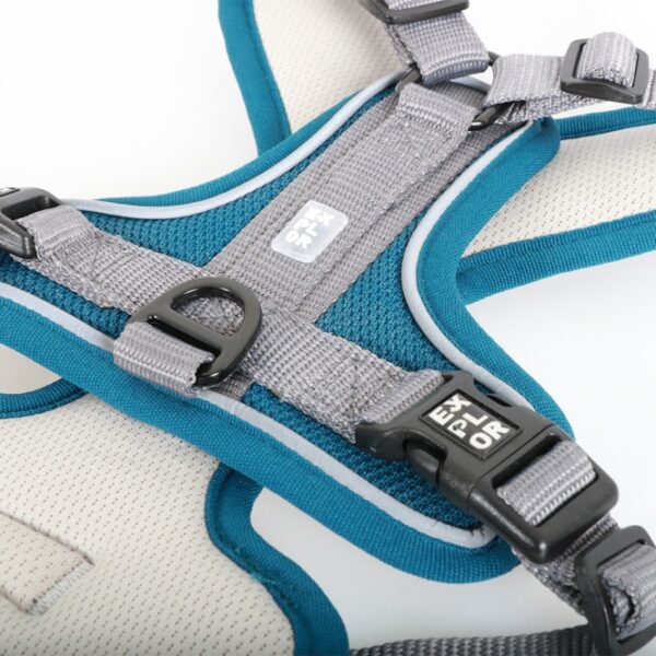 Entdecken Sie das EXPLOR Ultimate Fit No-Pull-Geschirr – das perfekte ergonomische Hundegeschirr für jeden Stadtspaziergang oder Outdoor-Abenteuer. Dieses durchdachte Anti-Zieh-Geschirr sorgt dafür, dass Ihr Hund optimale Bewegungsfreiheit hat, da der Druck beim Ziehen gleichmäßig über die Brust verteilt wird. So bleiben lebenswichtige Organe im Nacken geschützt. Mit zwei robusten Edelstahl-Befestigungsringen, einem D-Ring im Brustbereich zur Kontrolle von ziehenden Hunden und einem Rückenring für ruhige oder ältere Hunde, bietet es maximale Flexibilität. Das verstellbare Design um Nacken und Brust passt für nahezu alle Hunde und die praktischen Schnallen in der Mitte erleichtern das Anlegen. Hergestellt aus strapazierfähigem, leichtem und atmungsaktivem Material, trocknet das Geschirr schnell und schützt das Fell vor Wundscheuern. Reflektierende Paspeln gewährleisten optimale Sichtbarkeit im Straßenverkehr, während eine spezielle Innentasche für ID-Anhänger zusätzlichen Komfort bietet. Rausgehen und die Welt erkunden war noch nie so einfach!
