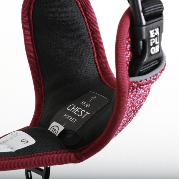 Das EXPLOR Ultimate Fit No-Pull-Geschirr ist das ideale ergonomische Hundegeschirr für tägliche Stadtspaziergänge und große Outdoor-Abenteuer. Mit seinem durchdachten Design bietet es Ihrem Hund optimale Bewegungsfreiheit, während der Druck beim Ziehen gleichmäßig über die Brust verteilt wird und somit lebenswichtige Organe im Nacken schützt. Dieses strapazierfähige und leichte Geschirr ist für fast alle Hunde geeignet, da es um den Nacken und die Brust verstellbar ist. Die zwei hochwertigen Edelstahl-Befestigungsringe – ein D-Ring im Brustbereich für ziehende Hunde und ein Ring auf dem Rücken für ruhige, ältere Hunde – ermöglichen eine einfache Handhabung. Die praktischen Schnallen in der Mitte sorgen dafür, dass Ihr Hund beim Anlegen des Geschirrs keine Beine heben muss. Zudem sind die meisten Riemen und Schnallen mit weichen, atmungsaktiven Materialien überzogen, um Wundscheuern zu vermeiden. Die reflektierenden Paspeln garantieren optimale Sichtbarkeit im Straßenverkehr, während die spezielle Innentasche für einen ID-Anhänger dafür sorgt, dass dieser leicht zugänglich und unbeschädigt bleibt. Mit dem EXPLOR Ultimate Fit Geschirr gehen Sie und Ihr Hund sicher und komfortabel auf Erkundungstour!
