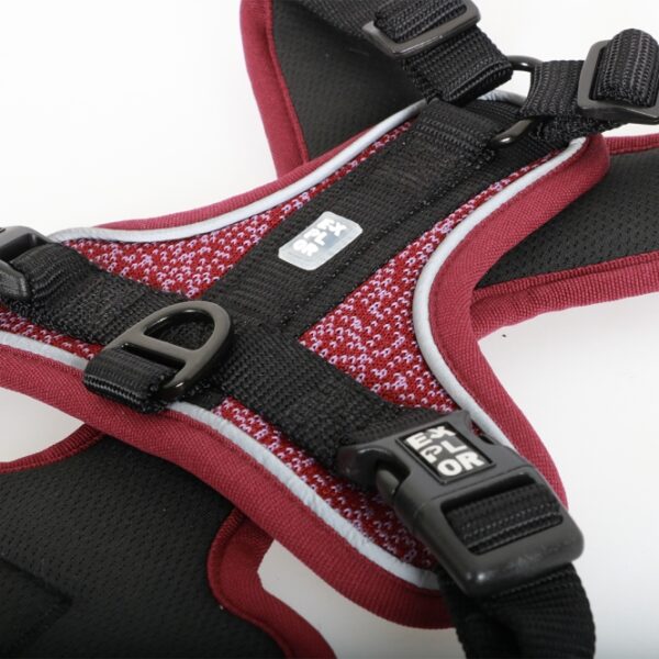 Das EXPLOR Ultimate Fit No-Pull-Geschirr ist das ideale ergonomische Hundegeschirr für alle, die mit ihrem Hund gerne Stadtspaziergänge oder aufregende Outdoor-Abenteuer erleben möchten. Dieses hochwertige Geschirr bietet optimalen Komfort und Bewegungsfreiheit, da der Druck beim Ziehen gleichmäßig über die Brust verteilt wird und somit den Nacken Ihres Hundes schützt. Ausgestattet mit zwei robusten Edelstahl-Befestigungsringen, einem auf dem Rücken für ruhige Hunde und einem verstärkten D-Ring im Brustbereich für ziehende Hunde, ermöglicht es eine einfache Kontrolle. Das verstellbare Design um Nacken und Brust sorgt dafür, dass das Geschirr für fast alle Hunde geeignet ist. Die praktischen Schnallen in der Mitte erleichtern das Anlegen, während die atmungsaktiven Materialien das Wundscheuern verhindern. Zudem trocknen die leichten Stoffe schnell, ideal für Hunde, die gerne schwimmen. Für zusätzliche Sicherheit im Straßenverkehr sorgen reflektierende Paspeln, die für optimale Sichtbarkeit garantieren. Mit einer speziellen Innentasche für einen ID-Anhänger bleibt dieser immer leicht zugänglich und geschützt. Erleben Sie mit Ihrem Hund unvergessliche Abenteuer – mit dem EXPLOR Ultimate Fit No-Pull-Geschirr!