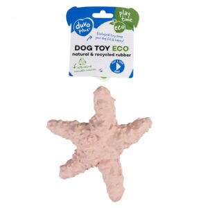 Dieses hochwertige ökologische Hundespielzeug von duvoplus ist die perfekte Wahl für umweltbewusste Hundebesitzer. Es besteht aus 30 % Naturkautschuk und 30 % recyceltem Kautschuk, was es zu einem nachhaltigen und erneuerbaren Produkt macht. Naturkautschuk wird schonend von Bäumen gewonnen und fördert deren Wachstum, während es gleichzeitig zur Vermeidung von Abholzung beiträgt. Mit dem grünen ÖKO-Label auf der Verpackung erkennen Sie die umweltfreundliche Qualität dieses Spielzeugs. Die lustige Form sorgt für zusätzlichen Spielspaß und belohnt Ihren Hund spielerisch. Die Maße von 15,2 x 15 x 4,8 cm und die ansprechende Farbe in Rosa machen es zu einem attraktiven Spielzeug für jeden Hund. Entscheiden Sie sich für dieses umweltfreundliche Hundespielzeug und fördern Sie ein nachhaltiges Leben!
