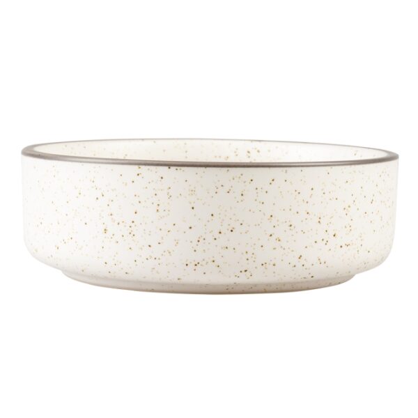 Diese stilvolle und robuste Keramikschale in elegantem Weiß überzeugt durch ihr zeitgemäßes Design und mattes Finish. Mit einer Größe von 15,5 x 15,5 x 6,5 cm eignet sie sich perfekt für verschiedene Anlässe, sei es zum Servieren von Snacks oder als dekoratives Element. Die 5 mm breiten Ränder sorgen dafür, dass die Schale stabil steht und ein Rutschen oder Umkippen verhindert wird. Darüber hinaus ist sie hygienisch und spülmaschinenfest, was die Reinigung zum Kinderspiel macht. Investieren Sie in diese hochwertige Keramikschale, die sowohl Funktionalität als auch Ästhetik vereint – ideal für jeden Haushalt!