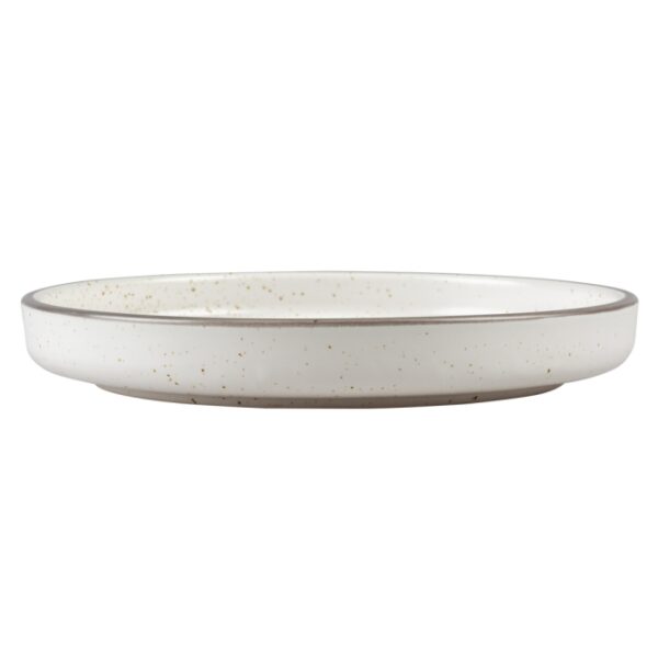 Dieser elegante Futternapf aus robuster Keramik ist die perfekte Wahl für Hunde und Katzen. Mit einem Fassungsvermögen von 150 ml und den kompakten Maßen von 16,2 x 16,2 x 2,5 cm bietet er ausreichend Platz für die Mahlzeiten Ihrer Haustiere. Die 5 mm breiten Ränder sorgen für zusätzlichen Halt und verhindern ein Umkippen. Dank des modernen Designs mit mattem Finish fügt sich dieser Napf harmonisch in jede Wohnumgebung ein. Zudem ist er hygienisch und spülmaschinenfest, was die Reinigung zum Kinderspiel macht. Entscheiden Sie sich für Qualität und Stil – dieser Futternapf ist sowohl funktional als auch ästhetisch ansprechend.