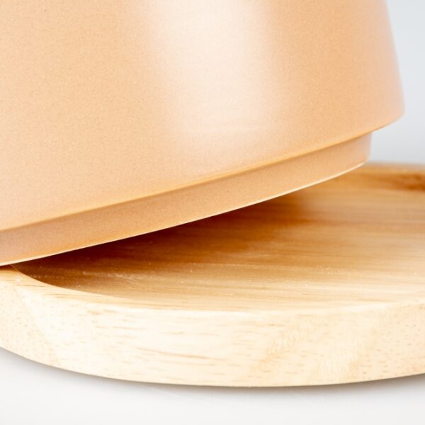 Diese stilvolle Fressnapf aus hochwertiger Keramik mit Glasur und einem stabilen Holzsockel ist die perfekte Wahl für Ihr Haustier. Mit einem Fassungsvermögen von 450 ml und kompakten Maßen von 12,5x12,5x6 cm eignet sich diese Schüssel sowohl für Nass- als auch für Trockenfutter sowie für Wasser. Ihre robuste Bauweise garantiert eine lange Lebensdauer, während die Spülmaschinenfestigkeit die Reinigung zum Kinderspiel macht. Das ansprechende rosa Design fügt sich harmonisch in jede Einrichtung ein und macht sie zu einem echten Blickfang. Investieren Sie in Qualität und Stil für das Wohl Ihres Haustieres!