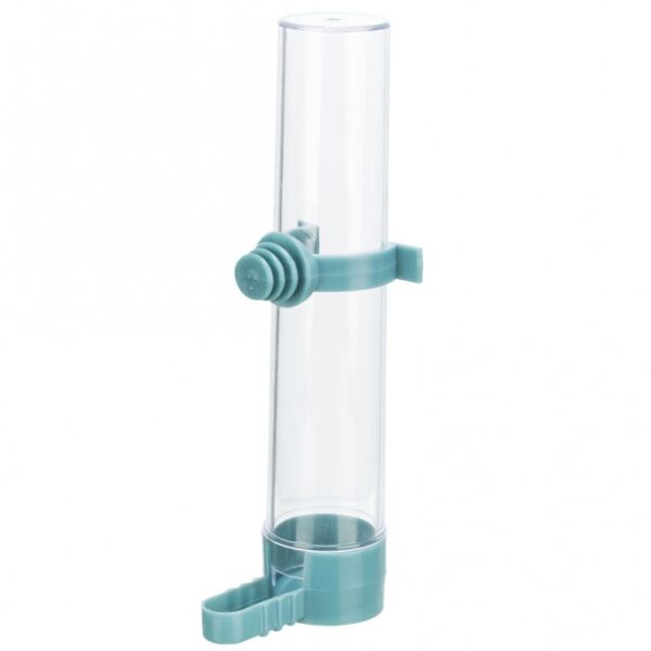 Dieser praktische Futterspender und Tränke ist ideal für kleine Vogelarten wie Kanarienvögel, Wellensittiche und ähnliche Vögel. Mit einem Fassungsvermögen von ca. 65 ml bietet er ausreichend Platz für frisches Wasser oder Futter und lässt sich ganz einfach am Käfiggitter befestigen. Die kompakten Gesamtmaße von ca. 5,5 x 3 x 15 cm (LxBxH) machen ihn zu einer platzsparenden Lösung für jeden Vogelkäfig. Erhältlich in verschiedenen Farben, wobei die Auswahl je nach Lagerbestand erfolgt, ist dieser Futterspender eine hochwertige und günstige Wahl für Vogelbesitzer, die Wert auf Funktionalität und Qualität legen. Sorgen Sie für das Wohlbefinden Ihrer kleinen Freunde mit diesem vielseitigen und praktischen Zubehör!