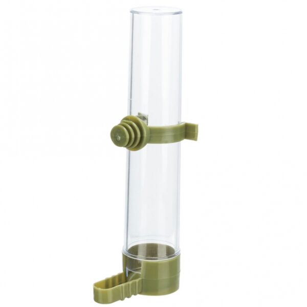 Dieser praktische Futterspender und Tränke ist ideal für kleine Vogelarten wie Kanarienvögel, Wellensittiche und ähnliche Vögel. Mit einem Fassungsvermögen von ca. 65 ml bietet er ausreichend Platz für frisches Wasser oder Futter und lässt sich ganz einfach am Käfiggitter befestigen. Die kompakten Gesamtmaße von ca. 5,5 x 3 x 15 cm (LxBxH) machen ihn zu einer platzsparenden Lösung für jeden Vogelkäfig. Erhältlich in verschiedenen Farben, wobei die Auswahl je nach Lagerbestand erfolgt, ist dieser Futterspender eine hochwertige und günstige Wahl für Vogelbesitzer, die Wert auf Funktionalität und Qualität legen. Sorgen Sie für das Wohlbefinden Ihrer kleinen Freunde mit diesem vielseitigen und praktischen Zubehör!