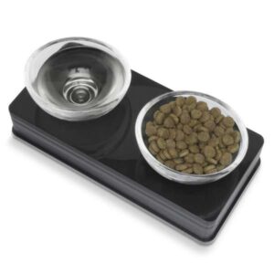 Verwandeln Sie jede Mahlzeit Ihrer Katze in ein wahres Erlebnis mit dem stilvollen Style Glass Diner von Hagen! Dieses moderne Futter- und Wassernapf-Set besticht durch sein elegantes Design, das sich nahtlos in jede Zimmereinrichtung einfügt. Die zwei formschönen, abnehmbaren Glasnäpfe bieten ein Fassungsvermögen von je ca. 200 ml und sind auf einem stabilen Kunststoffpodest mit Gummiring platziert, um ein Verrutschen auf glatten Böden zu verhindern. Die ergonomisch gestalteten, nach vorne abgeschrägten Näpfe und das erhöhte Podest erleichtern Ihrer Katze oder kleinen Hunden den Zugang zu Futter und Wasser. Die spülmaschinenfesten Glasnäpfe garantieren eine einfache Reinigung und Langlebigkeit. Mit den Maßen von ca. 28 x 13,5 x 5,5 cm (BxTxH) und einer ansprechenden schwarzen Farbe ist dieses Futterset nicht nur funktional, sondern auch ein echter Blickfang in Ihrem Zuhause. Gönnen Sie Ihrer Katze das Beste – mit dem Style Glass Diner, der hohen Qualität und stilvollem Design vereint!