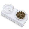 Verwandeln Sie jede Mahlzeit Ihrer Katze in ein wahres Erlebnis mit dem modernen Style Glass Diner von Hagen! Dieses stilvolle Futter- und Wasserset überzeugt durch sein elegantes Design, das sich harmonisch in jede Zimmereinrichtung einfügt. Es besteht aus zwei hochwertigen, abnehmbaren Glasnäpfen, die auf einem stabilen Kunststoffpodest mit Gummiring platziert sind, um ein Verrutschen auf glatten Böden zu verhindern. Die ergonomisch gestalteten, nach vorne abgeschrägten Näpfe und das erhöhte Podest ermöglichen Ihrer Katze und kleinen Hunden einen bequemen Zugang zu Futter und Wasser. Zudem sind die spülmaschinenfesten Glasnäpfe besonders pflegeleicht. Mit einem Fassungsvermögen von je ca. 200 ml und den kompakten Maßen von 28 x 13,5 x 5,5 cm (BxTxH) ist dieses Set die ideale Wahl für anspruchsvolle Tierbesitzer. Gönnen Sie Ihrem Haustier das Beste – für gesunde und genussvolle Mahlzeiten!