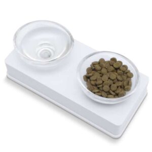 Verwandeln Sie jede Mahlzeit Ihrer Katze in ein wahres Erlebnis mit dem modernen Style Glass Diner von Hagen! Dieses stilvolle Futter- und Wasserset überzeugt durch sein elegantes Design, das sich harmonisch in jede Zimmereinrichtung einfügt. Es besteht aus zwei hochwertigen, abnehmbaren Glasnäpfen, die auf einem stabilen Kunststoffpodest mit Gummiring platziert sind, um ein Verrutschen auf glatten Böden zu verhindern. Die ergonomisch gestalteten, nach vorne abgeschrägten Näpfe und das erhöhte Podest ermöglichen Ihrer Katze und kleinen Hunden einen bequemen Zugang zu Futter und Wasser. Zudem sind die spülmaschinenfesten Glasnäpfe besonders pflegeleicht. Mit einem Fassungsvermögen von je ca. 200 ml und den kompakten Maßen von 28 x 13,5 x 5,5 cm (BxTxH) ist dieses Set die ideale Wahl für anspruchsvolle Tierbesitzer. Gönnen Sie Ihrem Haustier das Beste – für gesunde und genussvolle Mahlzeiten!