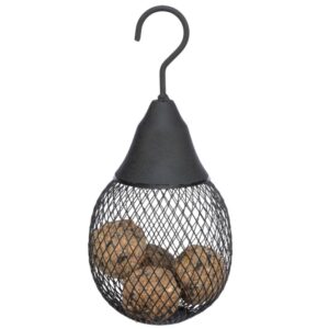 Dieser elegante Futterspender aus mattiertem Metall ist ideal für Meisenknödel und Erdnüsse und sorgt dafür, dass Vögel in Ihrem Garten stets gut versorgt sind. Mit einem praktischen abnehmbaren Deckel lässt sich der Futterspender einfach nachfüllen und reinigen. Die großzügigen Maße von ca. 1.400 ml und einem Durchmesser von 14 cm bei einer Höhe von 29 cm bieten ausreichend Platz für eine Vielzahl von Futter. In einem stilvollen Schwarz fügt sich dieser Futterspender harmonisch in jede Gartenlandschaft ein und ist somit nicht nur funktional, sondern auch ein ansprechendes Dekorationsstück. Investieren Sie in hohe Qualität und genießen Sie die Freude, Vögel in Ihrem Garten zu beobachten!
