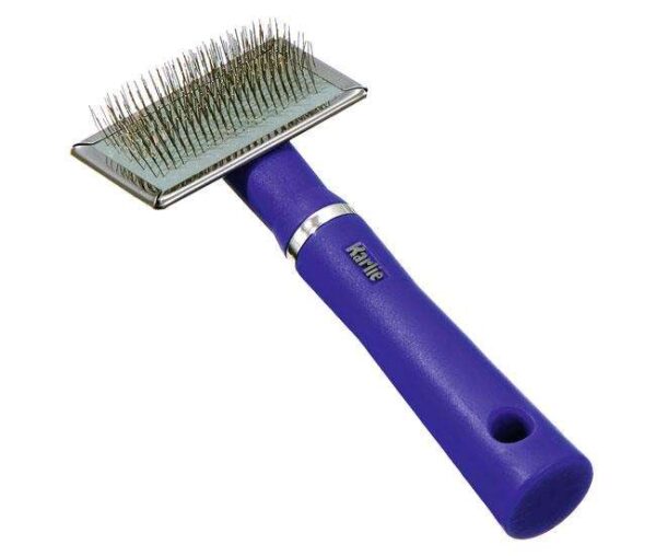 Die blaue Softzupfbürste aus der Karlie Perfect Care Pflegeserie ist das ideale Pflegewerkzeug für kleine Langhaarkatzen mit krausem Fell. Mit einer praktischen Größe von 14 cm ermöglicht sie eine sanfte und effektive Fellpflege, die das Verfilzen reduziert und das Fell glänzend und gesund hält. Diese hochwertige Bürste ist nicht nur günstig, sondern überzeugt auch durch ihre hohe Qualität und Langlebigkeit. Verwöhnen Sie Ihre Katze mit dieser perfekten Bürste und sorgen Sie für ein angenehmes Pflegeerlebnis, das sowohl Haustier als auch Halter begeistert!