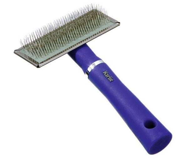 Die blaue Softzupfbürste für Langhaarkatzen und Katzen mit krausem Fell aus der Karlie Perfect Care Pflegeserie ist das ideale Pflegewerkzeug für Ihre geliebte Katze. Mit einer Größe von 15 cm bietet diese hochwertige Bürste eine sanfte und effektive Möglichkeit, das Fell Ihrer Katze zu entwirren und zu pflegen. Die weichen Borsten sind speziell entwickelt, um Verfilzungen zu lösen, ohne die empfindliche Haut zu reizen. Diese Bürste ist nicht nur praktisch, sondern auch ein unverzichtbares Zubehör für jeden Katzenliebhaber, der Wert auf eine hohe Qualität und eine schonende Fellpflege legt. Gönnen Sie Ihrer Katze die beste Pflege mit der Karlie Softzupfbürste – für ein gesundes, glänzendes Fell!