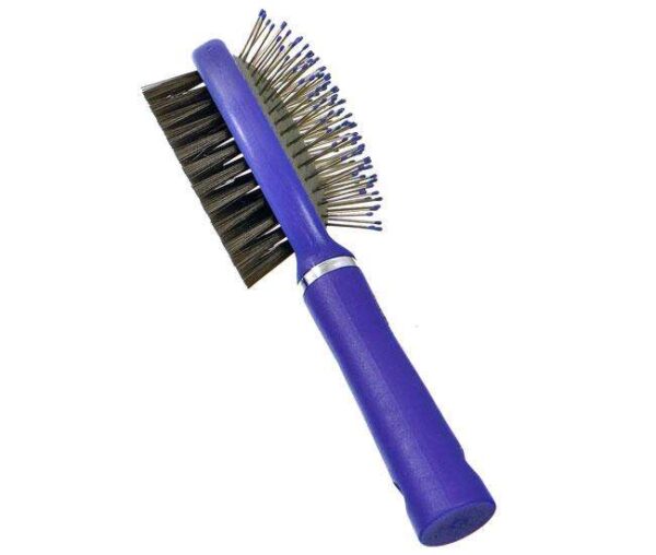 Entdecken Sie die blaue Doppelbürste für Katzen aus der renommierten Karlie Perfect Care Pflegeserie, ideal für langes Fell. Mit einer praktischen Größe von 18 cm sorgt diese hochwertige Bürste für eine sanfte und effektive Fellpflege, während die Borsten sanft durch das Haar gleiten und Verfilzungen verhindern. Die integrierten Schutzkappen schützen die empfindliche Haut Ihrer Katze und machen die Anwendung sicher und angenehm. Investieren Sie in die beste Pflege für Ihr Haustier und genießen Sie ein glänzendes, gesundes Fell – ganz einfach und günstig!