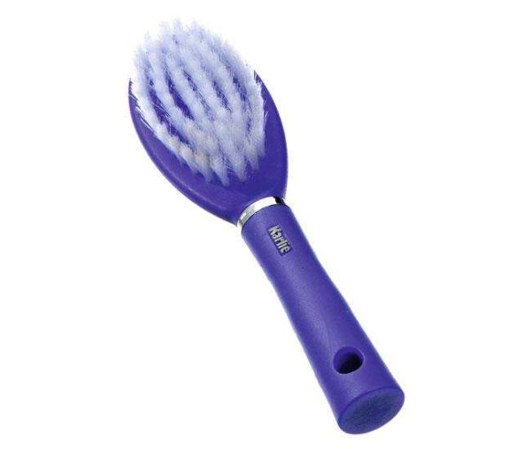Die blaue Pflegebürste für Katzenbabys aus der renommierten Karlie Perfect Care Pflegeserie ist das ideale Pflegewerkzeug für Ihre kleinen Lieblinge. Mit einer handlichen Größe von 18 cm ermöglicht sie eine sanfte und effektive Fellpflege, die speziell auf die Bedürfnisse von Katzenbabys abgestimmt ist. Diese hochwertige Bürste entfernt spielend leicht lose Haare und sorgt für ein gesundes, glänzendes Fell. Perfekt für die tägliche Anwendung, ist sie nicht nur funktional, sondern auch besonders schonend zur empfindlichen Haut Ihrer Katzenkinder. Investieren Sie in die beste Pflege für Ihre Katzenbabys – für ein glückliches und gesundes Leben!