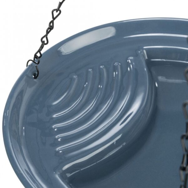 Entdecken Sie unsere stilvolle blaue Keramikvase, die perfekt zum Aufhängen geeignet ist. Mit einem großzügigen Fassungsvermögen von 530 ml und einem Durchmesser von 26 cm bietet diese Vase nicht nur eine hohe Qualität, sondern auch eine attraktive Möglichkeit, Ihre Blumen und Pflanzen in Szene zu setzen. Die elegante blaue Farbe verleiht jedem Raum einen frischen Akzent und macht die Vase zu einem idealen Dekorationsstück für Ihr Zuhause. Ob im Wohnzimmer, in der Küche oder im Flur – diese vielseitige Keramikvase ist die beste Wahl für alle, die Wert auf ansprechendes Design und Funktionalität legen. Holen Sie sich jetzt diese günstige und hochwertige Vase und verschönern Sie Ihr Zuhause!