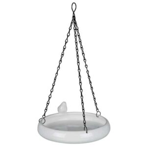 Diese hochwertige Keramik-Tränke ist das perfekte Accessoire für Ihren Garten oder Balkon. Sie ist ganzjährig nutzbar und eignet sich ideal als Futter- oder Badeschale für Vögel. Mit einem Durchmesser von ca. 21 cm und einem Fassungsvermögen von ca. 500 ml bietet sie ausreichend Platz für Ihre gefiederten Freunde. Die einfache Aufhängung macht die Handhabung besonders unkompliziert. Setzen Sie einen stilvollen Akzent in Ihrer Außenanlage und genießen Sie die Schönheit und Funktionalität dieser attraktiven Keramik-Tränke, die sowohl praktisch als auch ein echter Blickfang ist.