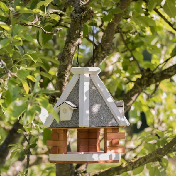 Dieses hochwertige Gartenhaus mit Dachüberstand ist die perfekte Ergänzung für jeden Außenbereich. Gefertigt aus robustem, lasiertem Kiefernholz und ausgestattet mit besandeter Dachpappe, bietet es nicht nur eine ansprechende Optik in braun/weiß, sondern auch optimalen Wetterschutz. Mit einfachen Montageanleitungen lässt sich das Gartenhaus mühelos aufbauen. Die praktischen Maße von ca. 36 × 35 cm (Durchmesser x Höhe) machen es ideal für kleine Gärten oder Terrassen. Investieren Sie in Qualität und Stil für Ihren Außenbereich mit diesem wetterfesten Gartenhaus!