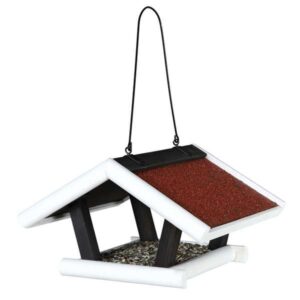 Diese stilvolle Vogelhaus aus lasiertem Kiefernholz ist die perfekte Ergänzung für Ihren Garten oder Balkon. Mit einem großzügigen Dachüberstand und einer stabilen Konstruktion aus besandeter Dachpappe bietet es optimalen Schutz für Vögel. Die große Landefläche sorgt dafür, dass Ihre gefiederten Freunde bequem landen können. Mit den kompakten Maßen von 30 × 18 × 28 cm und der eleganten schwarz-weißen Farbgestaltung fügt sich dieses hochwertige Vogelhaus harmonisch in jede Umgebung ein. Entscheiden Sie sich für Qualität und Stil – ideal für Naturliebhaber und Vogelfreunde!