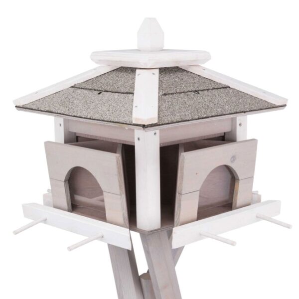Entdecken Sie unser hochwertiges Vogelhaus aus lasiertem Kiefernholz, das nicht nur robust, sondern auch optisch ansprechend in grau/weiß ist. Mit vier herausnehmbaren Futterkammern bleibt das Futter stets sauber und trocken, während Sie verschiedene Futtersorten anbieten können, um eine Vielzahl von Vögeln anzulocken. Die acht praktischen Sitzstangen dienen auch als Meisenknödelhalter und bieten Ihren gefiederten Freunden einen komfortablen Platz zum Fressen. Zusätzlich sorgt der extra Futtertisch für bodenfressende Vögel für eine abwechslungsreiche Fütterung. Mit einem Dachüberstand und besandeter Dachpappe ist das Vogelhaus optimal vor Witterungseinflüssen geschützt. Die kompakten Maße von 46 x 35 x 46 cm und eine Gesamthöhe von ca. 1,35 m machen es zu einer idealen Ergänzung für jeden Garten. Investieren Sie in dieses praktische und stilvolle Vogelhaus und genießen Sie die Beobachtung Ihrer gefiederten Freunde!
