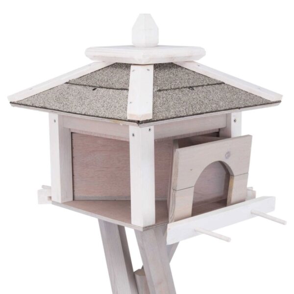Entdecken Sie unser hochwertiges Vogelhaus aus lasiertem Kiefernholz, das nicht nur robust, sondern auch optisch ansprechend in grau/weiß ist. Mit vier herausnehmbaren Futterkammern bleibt das Futter stets sauber und trocken, während Sie verschiedene Futtersorten anbieten können, um eine Vielzahl von Vögeln anzulocken. Die acht praktischen Sitzstangen dienen auch als Meisenknödelhalter und bieten Ihren gefiederten Freunden einen komfortablen Platz zum Fressen. Zusätzlich sorgt der extra Futtertisch für bodenfressende Vögel für eine abwechslungsreiche Fütterung. Mit einem Dachüberstand und besandeter Dachpappe ist das Vogelhaus optimal vor Witterungseinflüssen geschützt. Die kompakten Maße von 46 x 35 x 46 cm und eine Gesamthöhe von ca. 1,35 m machen es zu einer idealen Ergänzung für jeden Garten. Investieren Sie in dieses praktische und stilvolle Vogelhaus und genießen Sie die Beobachtung Ihrer gefiederten Freunde!