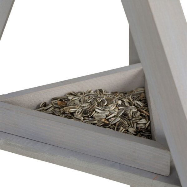 Entdecken Sie unser hochwertiges Vogelhaus aus lasiertem Kiefernholz, das nicht nur robust, sondern auch optisch ansprechend in grau/weiß ist. Mit vier herausnehmbaren Futterkammern bleibt das Futter stets sauber und trocken, während Sie verschiedene Futtersorten anbieten können, um eine Vielzahl von Vögeln anzulocken. Die acht praktischen Sitzstangen dienen auch als Meisenknödelhalter und bieten Ihren gefiederten Freunden einen komfortablen Platz zum Fressen. Zusätzlich sorgt der extra Futtertisch für bodenfressende Vögel für eine abwechslungsreiche Fütterung. Mit einem Dachüberstand und besandeter Dachpappe ist das Vogelhaus optimal vor Witterungseinflüssen geschützt. Die kompakten Maße von 46 x 35 x 46 cm und eine Gesamthöhe von ca. 1,35 m machen es zu einer idealen Ergänzung für jeden Garten. Investieren Sie in dieses praktische und stilvolle Vogelhaus und genießen Sie die Beobachtung Ihrer gefiederten Freunde!