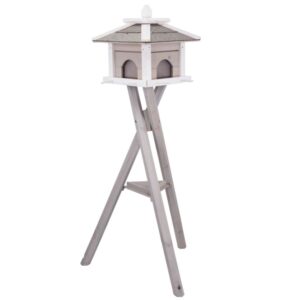 Entdecken Sie unser hochwertiges Vogelhaus aus lasiertem Kiefernholz, das nicht nur robust, sondern auch optisch ansprechend in grau/weiß ist. Mit vier herausnehmbaren Futterkammern bleibt das Futter stets sauber und trocken, während Sie verschiedene Futtersorten anbieten können, um eine Vielzahl von Vögeln anzulocken. Die acht praktischen Sitzstangen dienen auch als Meisenknödelhalter und bieten Ihren gefiederten Freunden einen komfortablen Platz zum Fressen. Zusätzlich sorgt der extra Futtertisch für bodenfressende Vögel für eine abwechslungsreiche Fütterung. Mit einem Dachüberstand und besandeter Dachpappe ist das Vogelhaus optimal vor Witterungseinflüssen geschützt. Die kompakten Maße von 46 x 35 x 46 cm und eine Gesamthöhe von ca. 1,35 m machen es zu einer idealen Ergänzung für jeden Garten. Investieren Sie in dieses praktische und stilvolle Vogelhaus und genießen Sie die Beobachtung Ihrer gefiederten Freunde!