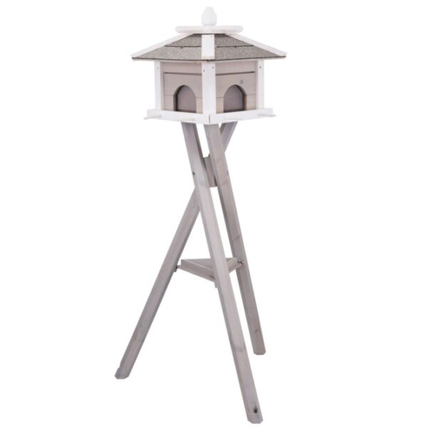 Entdecken Sie unser hochwertiges Vogelhaus aus lasiertem Kiefernholz, das nicht nur robust, sondern auch optisch ansprechend in grau/weiß ist. Mit vier herausnehmbaren Futterkammern bleibt das Futter stets sauber und trocken, während Sie verschiedene Futtersorten anbieten können, um eine Vielzahl von Vögeln anzulocken. Die acht praktischen Sitzstangen dienen auch als Meisenknödelhalter und bieten Ihren gefiederten Freunden einen komfortablen Platz zum Fressen. Zusätzlich sorgt der extra Futtertisch für bodenfressende Vögel für eine abwechslungsreiche Fütterung. Mit einem Dachüberstand und besandeter Dachpappe ist das Vogelhaus optimal vor Witterungseinflüssen geschützt. Die kompakten Maße von 46 x 35 x 46 cm und eine Gesamthöhe von ca. 1,35 m machen es zu einer idealen Ergänzung für jeden Garten. Investieren Sie in dieses praktische und stilvolle Vogelhaus und genießen Sie die Beobachtung Ihrer gefiederten Freunde!