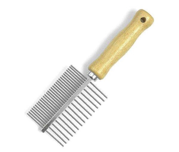 Der Doppelkamm mit Holzgriff aus der Karlie Perfect Care Pflegeserie ist das ideale Pflegewerkzeug für Ihr Haustier. Mit einer Länge von 17,5 cm bietet dieser Kamm sowohl grobe als auch feine Zahnung, um das Fell Ihres Tieres gründlich zu entwirren und zu pflegen. Hergestellt aus hochwertigen Materialien, garantiert dieser Kamm eine lange Lebensdauer und hohe Qualität. Egal, ob für Hunde oder Katzen, dieser Doppelkamm sorgt für ein glänzendes und gesundes Fell – eine unverzichtbare Ergänzung für die Tierpflege zu Hause.