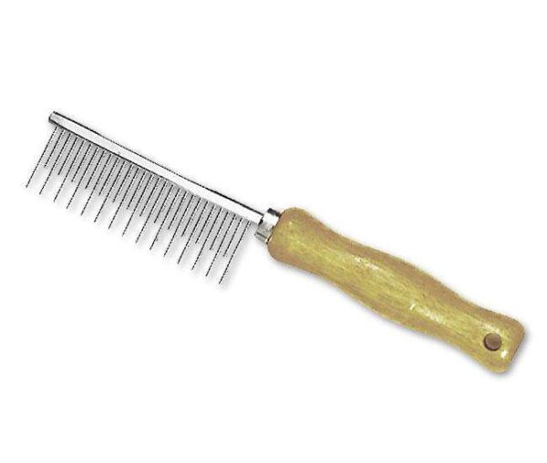 Der Unterwollkamm mit Holzgriff aus der Karlie Perfect Care Pflegeserie ist das ideale Pflegewerkzeug für Ihr Haustier. Mit einer Länge von 17,5 cm bietet er sowohl grobe als auch feine Zahnung, um das Fell effektiv zu entwirren und zu pflegen. Dieser hochwertige Kamm sorgt für eine gründliche Reinigung, entfernt lose Haare und verleiht Ihrem Liebling ein glänzendes Fell. Dank des ergonomischen Holzgriffs liegt er angenehm in der Hand und ermöglicht eine mühelose Anwendung. Investieren Sie in die Pflege Ihres Haustieres mit diesem praktischen und langlebigen Unterwollkamm – für ein glückliches und gesundes Tier!