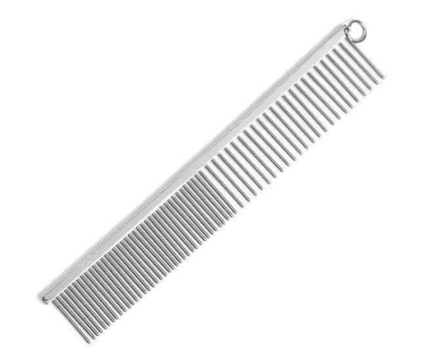 Entdecken Sie den hochwertigen Metallkamm mit grober und feiner Zahnung aus der Karlie Perfect Care Pflegeserie. Mit einer praktischen Länge von 15,5 cm ist dieser Kamm ideal für die Pflege von Hunden und Katzen. Er sorgt für ein sanftes Entwirren und eine gründliche Reinigung des Fells, während er gleichzeitig die Haut stimuliert. Dank seiner robusten Bauweise und der hohen Qualität ist dieser Kamm ein unverzichtbares Pflegeprodukt für jeden Tierliebhaber. Gönnen Sie Ihrem Haustier die beste Pflege mit diesem vielseitigen Metallkamm, der sowohl für feines als auch für grobes Fell geeignet ist.