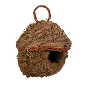Dieses hochwertige Grashaus von Trixie ist der ideale Nistplatz für kleine Vogelarten wie Wellensittiche und andere Krummschnäbel. Hergestellt aus 100% natürlichen und verdaulichen Materialien, bietet es nicht nur einen sicheren Rückzugsort, sondern fördert auch das Wohlbefinden Ihrer Vögel. Mit einem Durchmesser von ca. 10 cm ist dieses Nisthaus perfekt für die Bedürfnisse Ihrer gefiederten Freunde geeignet. Bitte beachten Sie, dass die Verwendung von Nistkästen wie diesem Wellensittiche und andere Vogelarten zum Brüten anregen kann. Für die Zucht von Krummschnäbeln in Deutschland ist eine Zuchtgenehmigung erforderlich. Weitere Informationen finden Sie auf der Website des Vereins der Wellensittich-Freunde Deutschland e.V. Sichern Sie sich jetzt dieses hochwertige Grashaus für eine artgerechte Vogelhaltung!