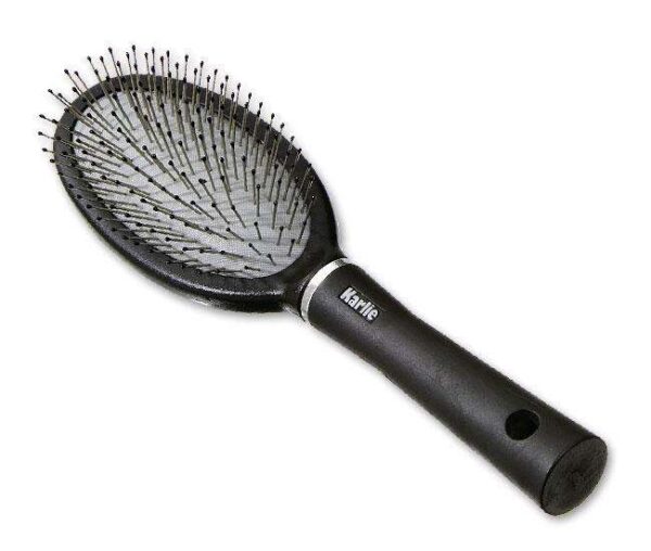 Entdecken Sie die große Bürste mit Stahlstiften aus der Karlie Perfect Care Pflegeserie, die speziell für Hunde mit langem Fell entwickelt wurde. Diese hochwertige Bürste sorgt für eine sanfte und effektive Pflege, indem sie Verfilzungen und lose Haare mühelos entfernt. Die Stahlstifte sind mit Schutzkappen versehen, um die empfindliche Haut Ihres Hundes zu schützen und ein angenehmes Bürsten zu gewährleisten. Mit einer praktischen Größe von 23 cm ist diese Bürste ideal für die regelmäßige Fellpflege und trägt dazu bei, das Fell Ihres Hundes gesund und glänzend zu halten. Investieren Sie in die beste Pflege für Ihren vierbeinigen Freund und genießen Sie die Vorteile einer professionellen Hundebürste!