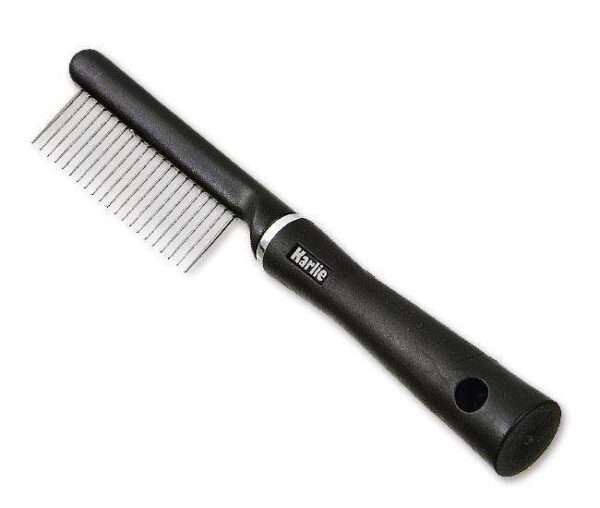 Der Karlie Perfect Care Hundekamm mit weiter Zahnung ist ideal für Hunde mit krausem Fell. Mit einer praktischen Größe von 22 cm ermöglicht er eine sanfte und effektive Pflege, die das Entwirren von verfilztem Fell erleichtert. Dieser hochwertige Hundekamm sorgt nicht nur für ein glänzendes und gesundes Fell, sondern ist auch besonders schonend zur Haut Ihres Hundes. Günstig in der Anschaffung und einfach in der Handhabung, ist er ein unverzichtbares Pflegewerkzeug für jeden Hundebesitzer, der Wert auf hohe Qualität legt. Verleihen Sie dem Fell Ihres Vierbeiners die nötige Pflege und machen Sie jeden Spaziergang zu einem echten Highlight!