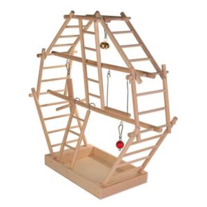 Erleben Sie den ultimativen Kletterspaß für kleine Vogelarten wie Wellensittiche und Kanarien mit unserem hochwertigen Holz-Leiterspielplatz. Dieser vielseitige Spielplatz bietet zahlreiche Leitern, eine Schaukel und viele weitere spannende Beschäftigungsmöglichkeiten, die die natürlichen Instinkte Ihrer Vögel fördern. Mit einer einfachen Selbstmontage ist dieser Spielplatz nicht nur praktisch, sondern auch eine attraktive Bereicherung für jeden Vogelkäfig. Die Gesamtmaße von ca. 44 x 44 x 16 cm machen ihn ideal für kleine Vogelarten. Investieren Sie in die Gesundheit und das Wohlbefinden Ihrer Vögel mit diesem günstigen und hochwertigen Spielplatz!