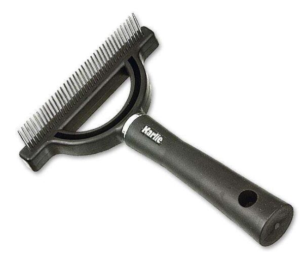 Entdecken Sie die engzahnige Fell-Entwirrungsharke mit rotierenden Stiften aus der Karlie Perfect Care Pflegeserie, ideal für Hunde mit kurzem Fell. Mit einer praktischen Größe von 15 cm und Stiften, die etwa 2,2 cm lang sind, sorgt dieses hochwertige Pflegewerkzeug für eine effektive und sanfte Entwirrung des Fells. Die innovative rotierende Technologie erleichtert das Bürsten und entfernt mühelos lose Haare sowie Verunreinigungen. Gönnen Sie Ihrem Hund die beste Fellpflege und genießen Sie ein glänzendes, gesundes Fell – für ein glückliches Haustier und ein sauberes Zuhause!