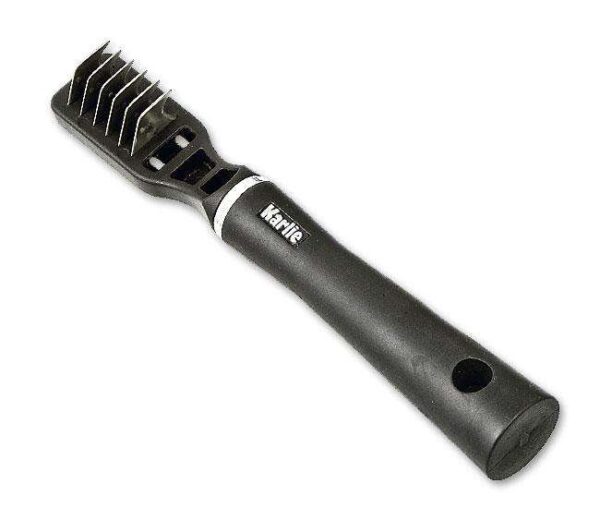 Entdecken Sie das hochwertige Entfilzungsmesser für Hunde mit drahtigem Fell aus der renommierten Karlie Perfect Care Pflegeserie. Mit einer praktischen Größe von 17 cm ist dieses Pflegewerkzeug ideal, um Verfilzungen effektiv zu entfernen und das Fell Ihres Hundes gesund und glänzend zu halten. Die spezielle Klinge sorgt für eine schonende Pflege und verhindert Hautirritationen, während das ergonomische Design eine einfache Handhabung ermöglicht. Investieren Sie in die beste Pflege für Ihren vierbeinigen Freund und genießen Sie die Vorteile eines gepflegten Fells – für mehr Wohlbefinden und einen glücklicheren Hund.
