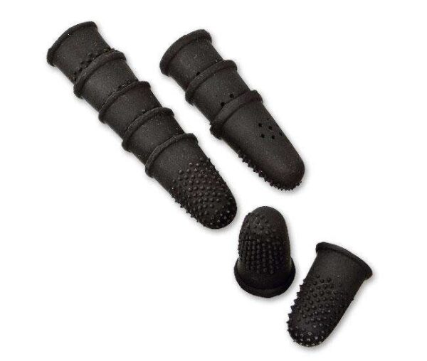 Die Trimmfingerlinge für Hunde mit drahtigem Fell aus der Karlie Perfect Care Pflegeserie sind die ideale Lösung für die effektive Fellpflege Ihres Vierbeiners. Dieses praktische 10er Set ermöglicht eine gezielte Entfernung von losem Haar und Unterwolle, wodurch das Fell Ihres Hundes gesund und glänzend bleibt. Dank der hohen Qualität der Materialien sind die Fingerlinge besonders langlebig und bieten einen komfortablen Halt. Günstig in der Anschaffung und einfach in der Anwendung, sind diese Trimmfingerlinge ein unverzichtbares Pflegewerkzeug für jeden Hundebesitzer, der Wert auf eine gründliche und schonende Fellpflege legt.